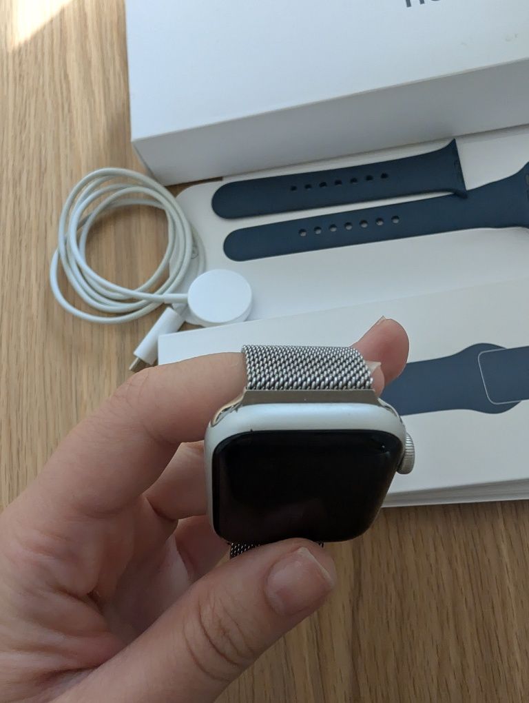 Apple watch SE com 2 braceletes e capa de proteção