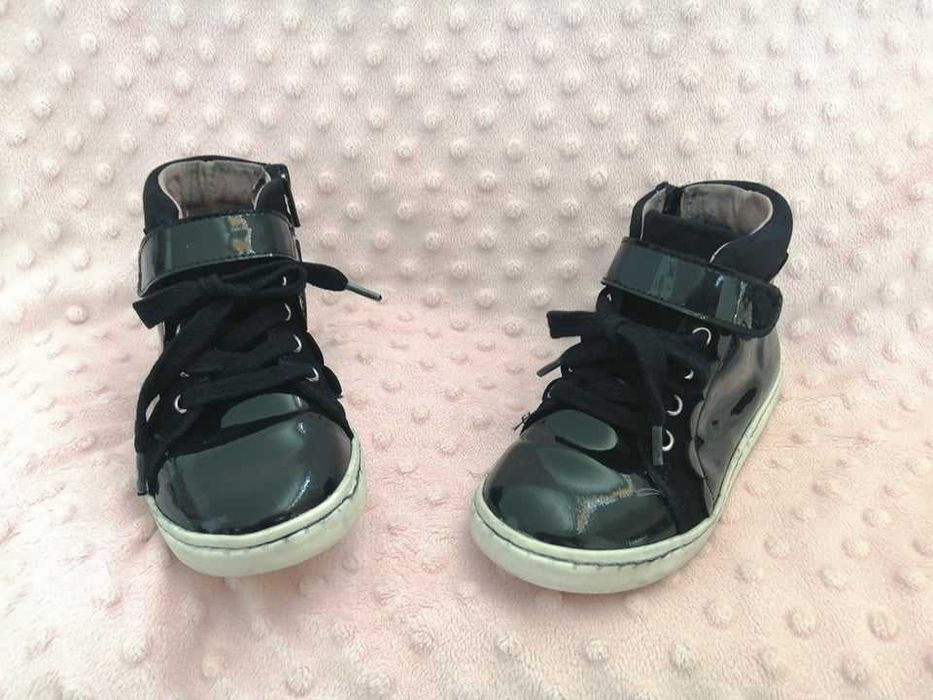 Botins em verniz azul 27