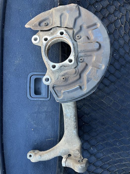 Цапфа Audi A4 B7 ліва б/у