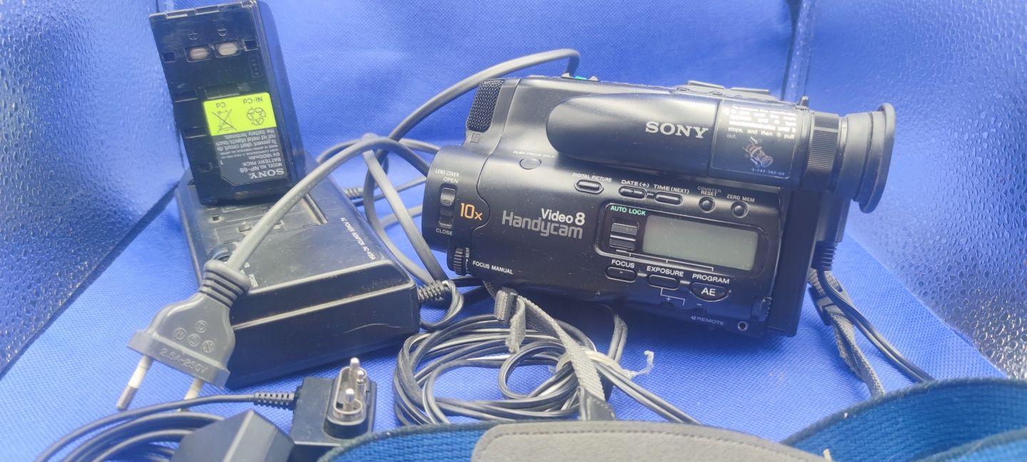 Sony Handycam CCD-TR305E com acessorios (com avaria)