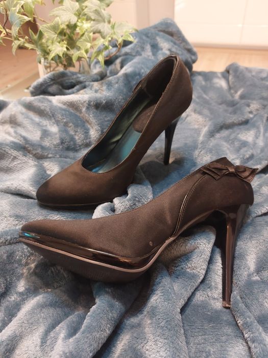 Szpilki czarne atłasowe rozm. 39