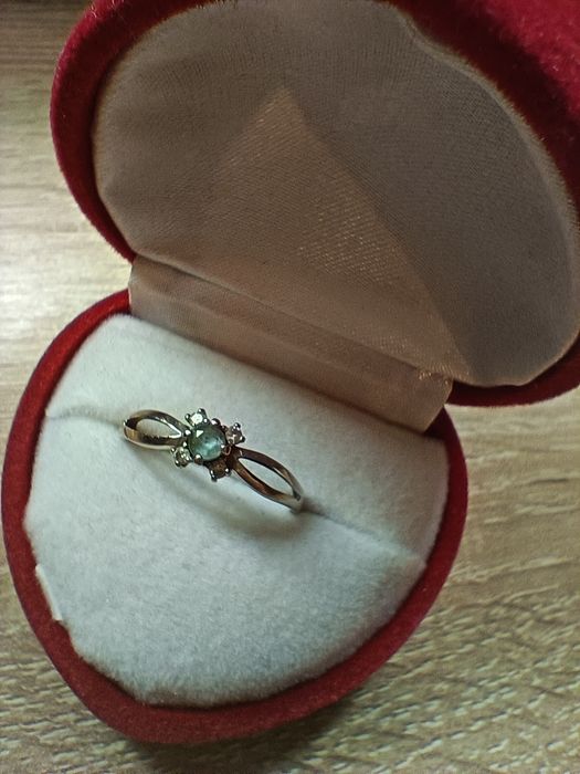 Pierścionek z białego złota