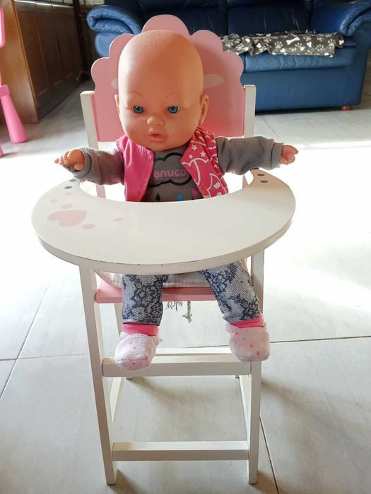 cadeira papa e boneco