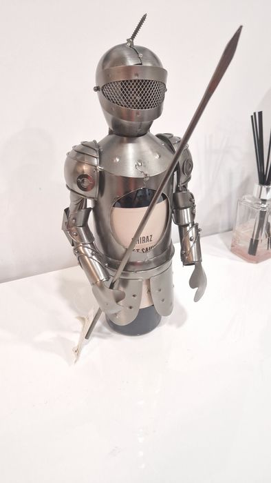 Stojak na butelkę RYCERZ wino wódkę ozdoba do domu