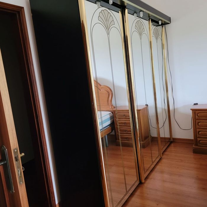 Roupeiro com espelho