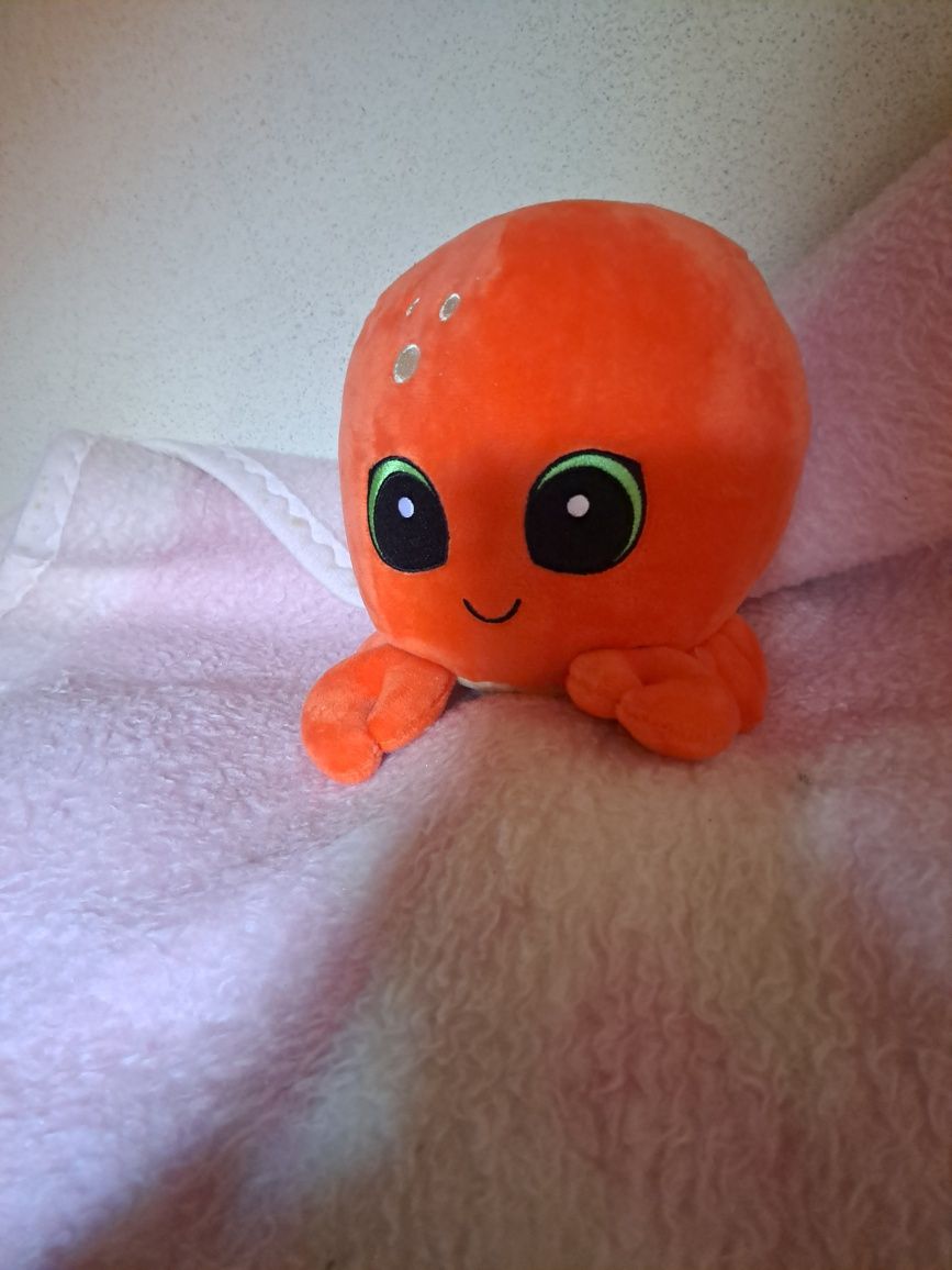 varios peluches,