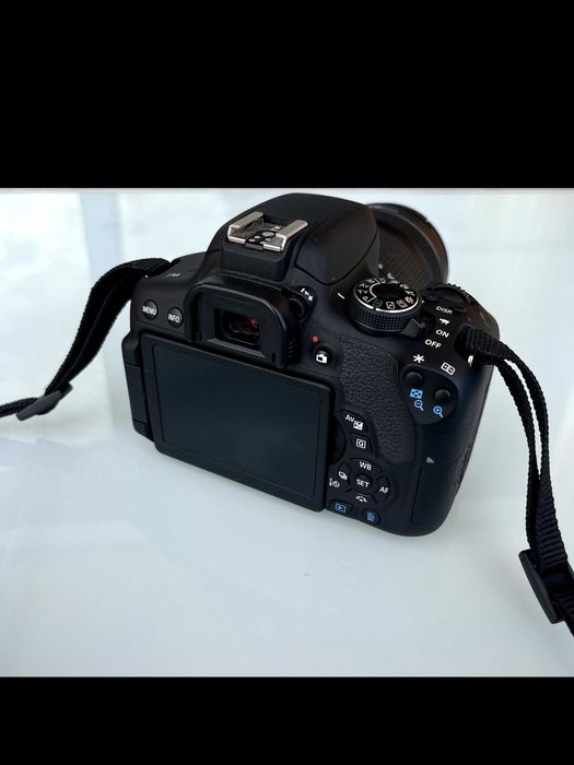 Canon EOS 750D com Objetiva 18-135 mm como nova