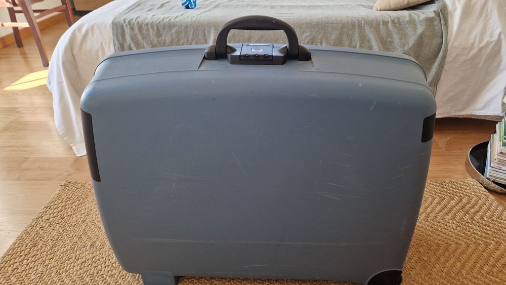 Mala grande de viagem, rígida com 2 rodas,marca Delsey