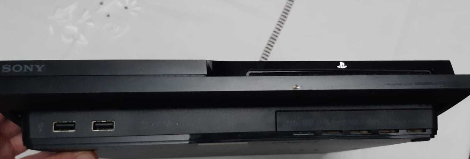 PS3 com comandos e jogos