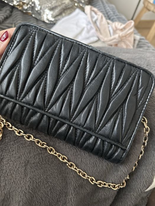 Czarna mała torebka Miu Miu ze skóry naturalnej