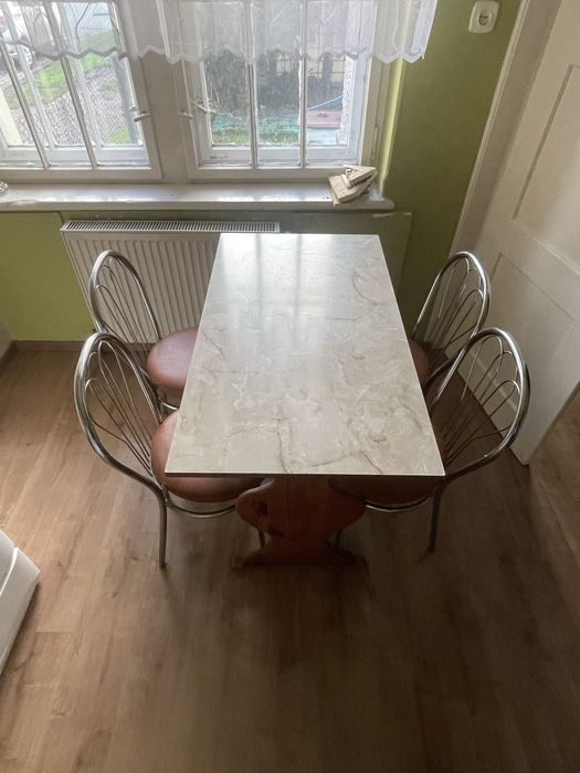 Zestaw kucheny 4 krzesła i stolik