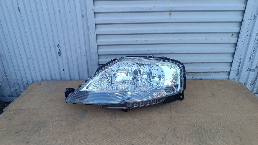 Vendo farol esquerdo de citroen C3 ano 2007/11