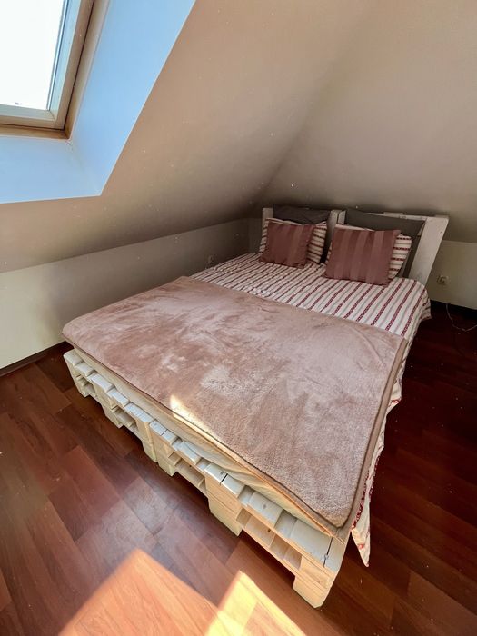 Białe łóżko drewniane stelaż z palet z zagłówkiem 200 x 160 palety