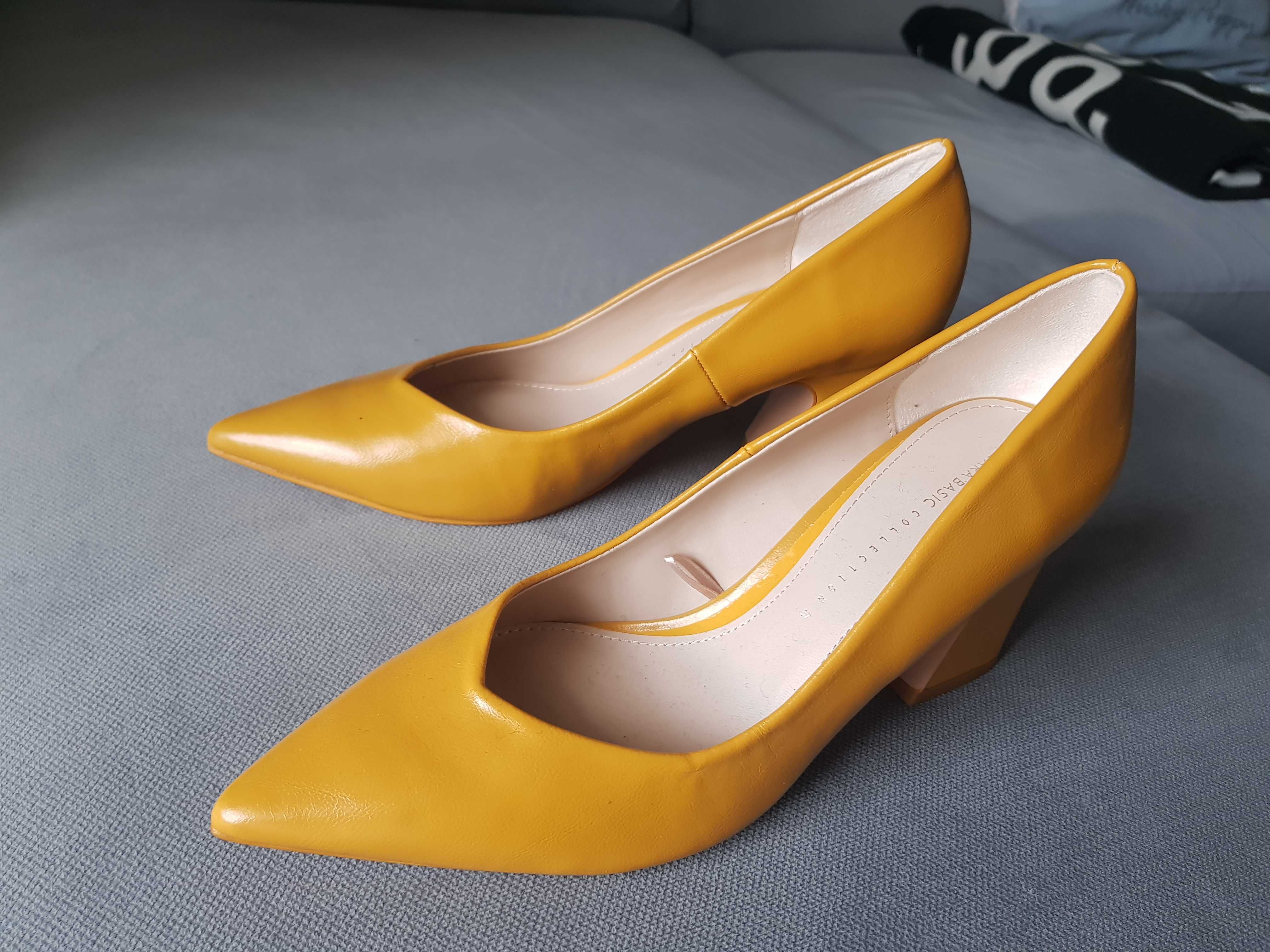 Par de sapatos de bico fino ZARA, amarelo torrado, totalmente Novos