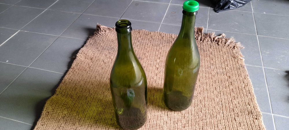 Pedras mármore  polido e garrafas espumante