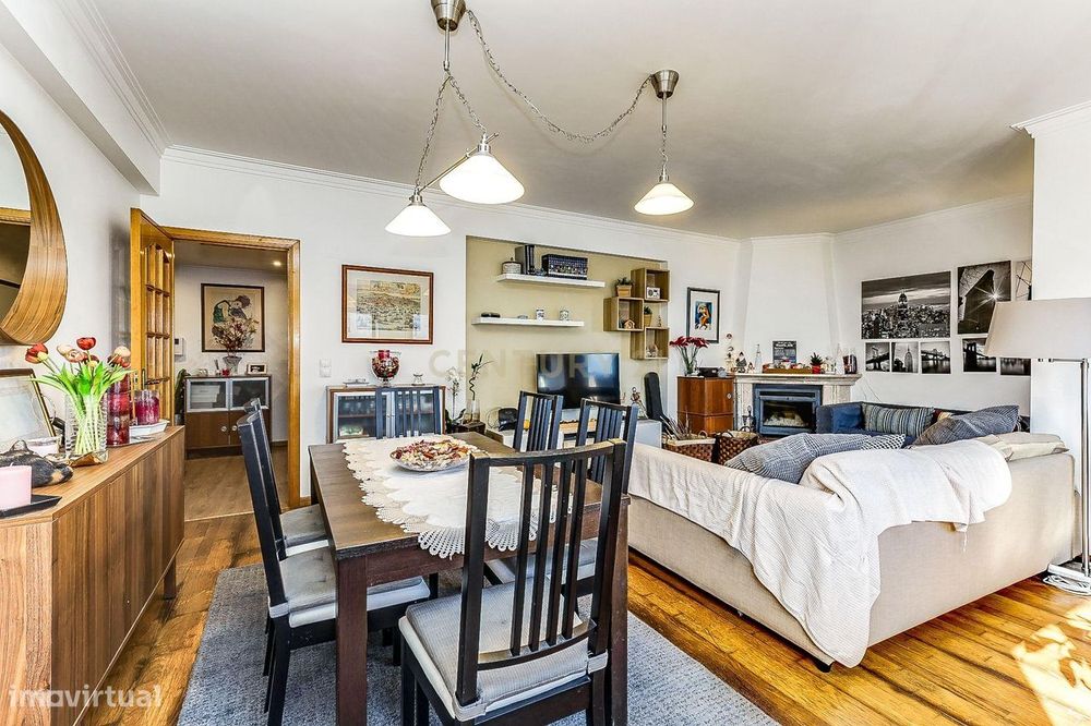 Apartamento T2 em Monte Abraão 97m², Varanda e Lareira