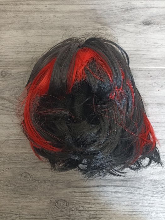 Peruka czarno-czerwona krótka