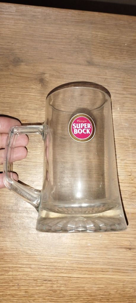 Vários copos a venda de várias marcas.