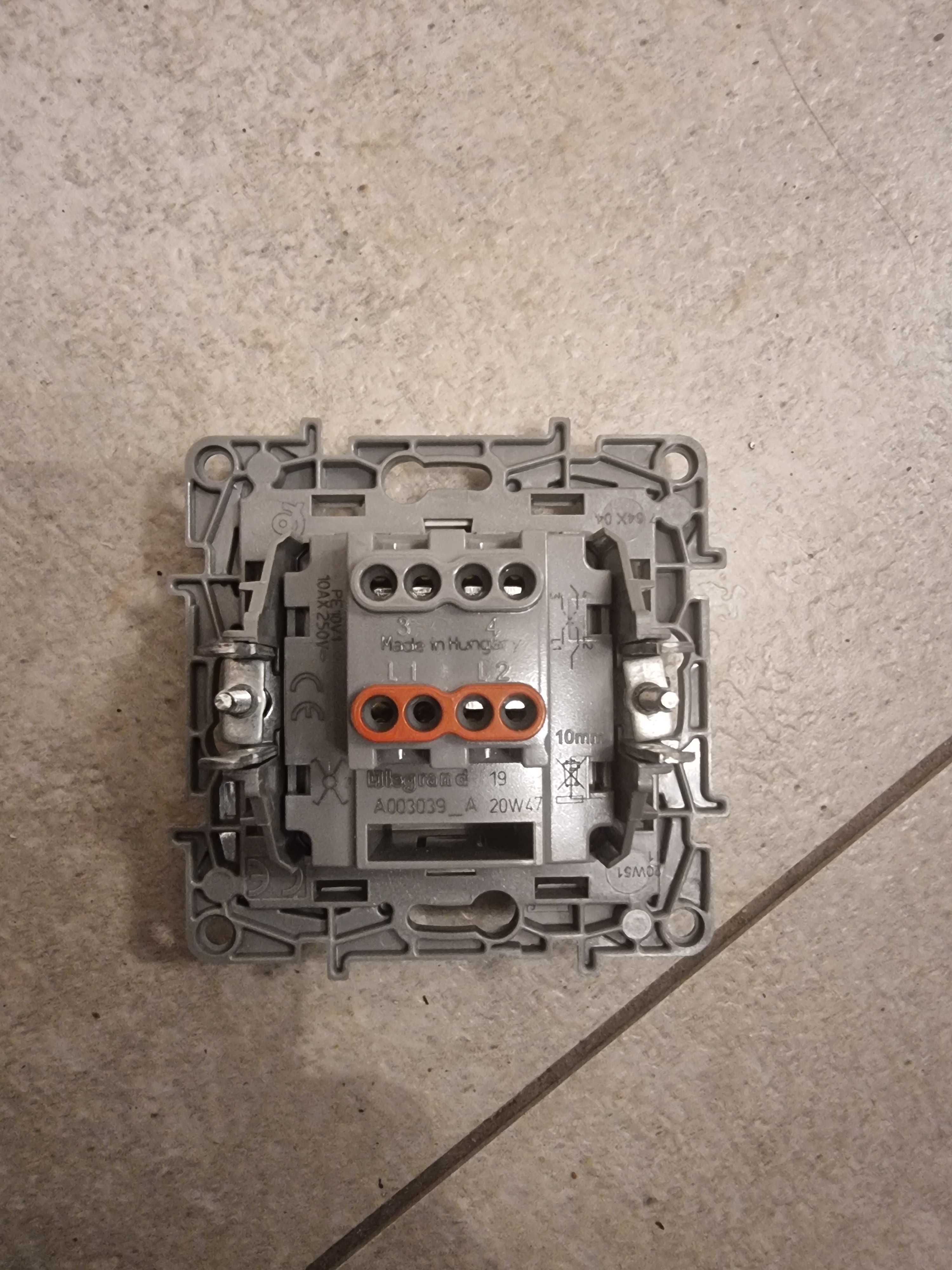 Legrand NILOE Łącznik krzyżowy pojedynczy do ramki biały 764504