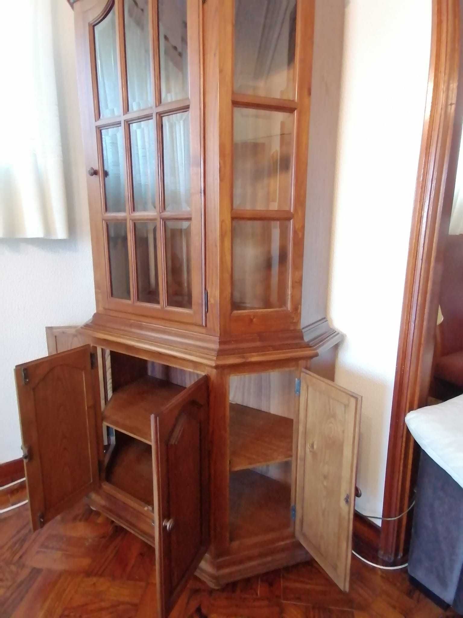 Vitrine em madeira e vidro