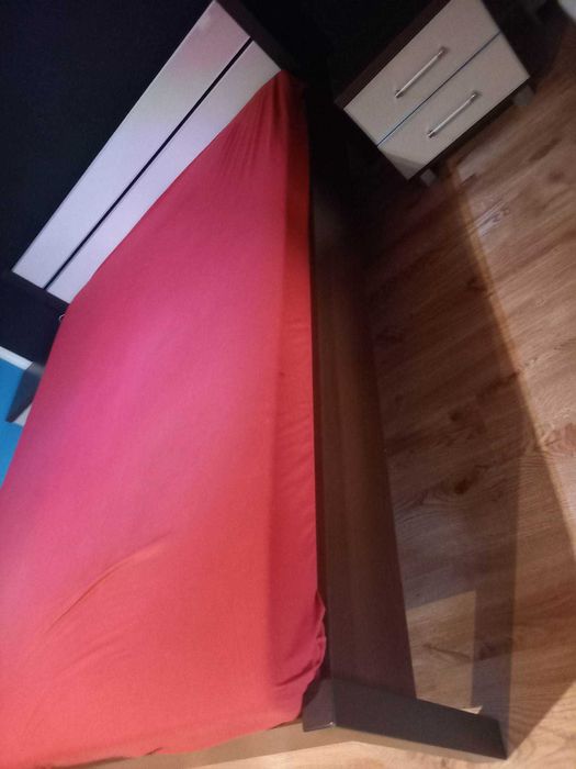 Zestaw do sypialni. Łóżko i szafki nocne.