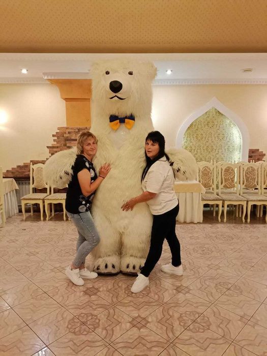 Наш Білий Мішка – це величезний, чарівний персонаж висотою 2,6 метра