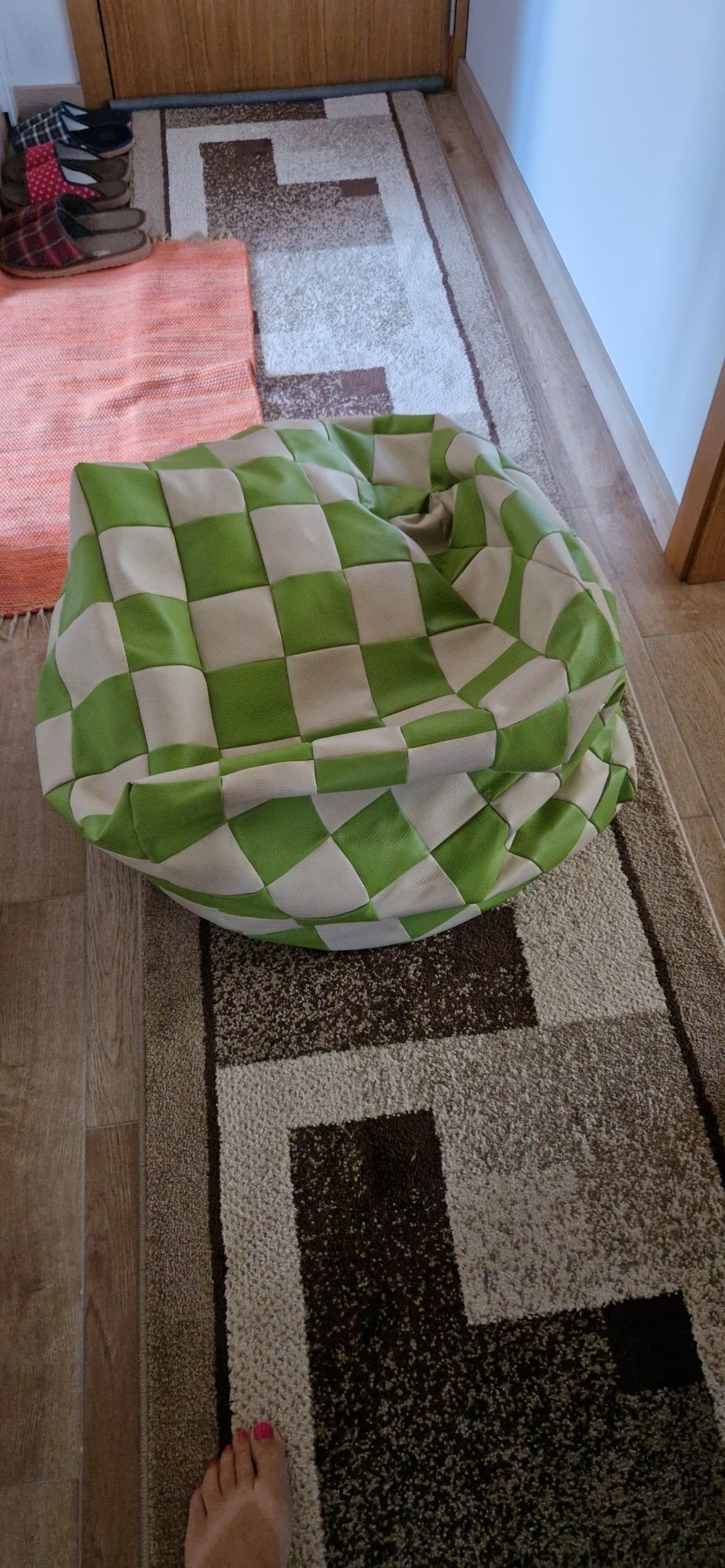 Puf em forma de dado col esferovite no interior