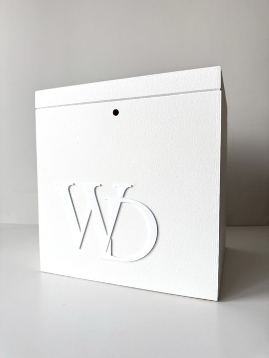 Personalizowane białe pudełko na koperty pleksi front imiona wesele