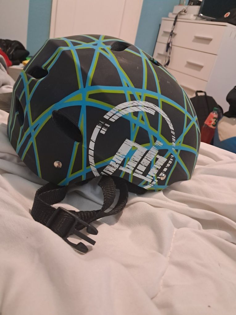 Kask scooter z wlepą scootive