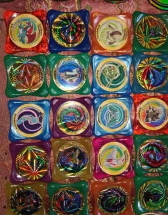 Vários tazos Pokémon Yu-Gi-Oh etc