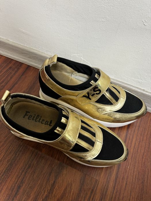 Кроссовки золотистые женские