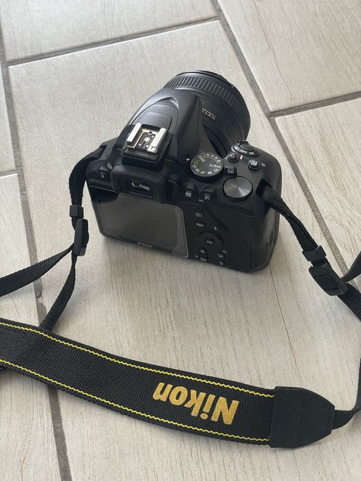 Nikon D3500 з двома обʼєктивами