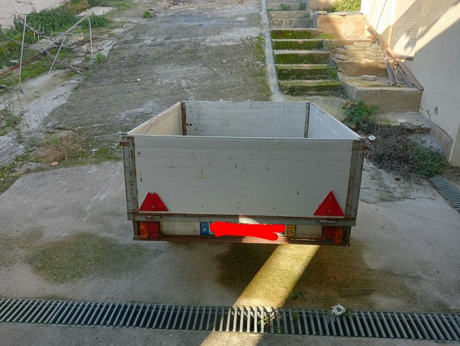 Reboque atrelado automóvel