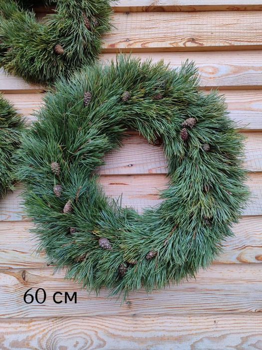 Новорічний різдвяний вінок, вінок із сосни, ялівця. Гірлянда. Ялинка