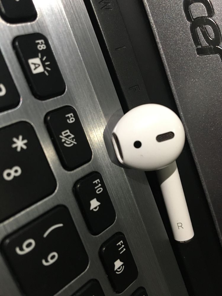 Продум один навушник оригінал Airpods 2 праве r все працює