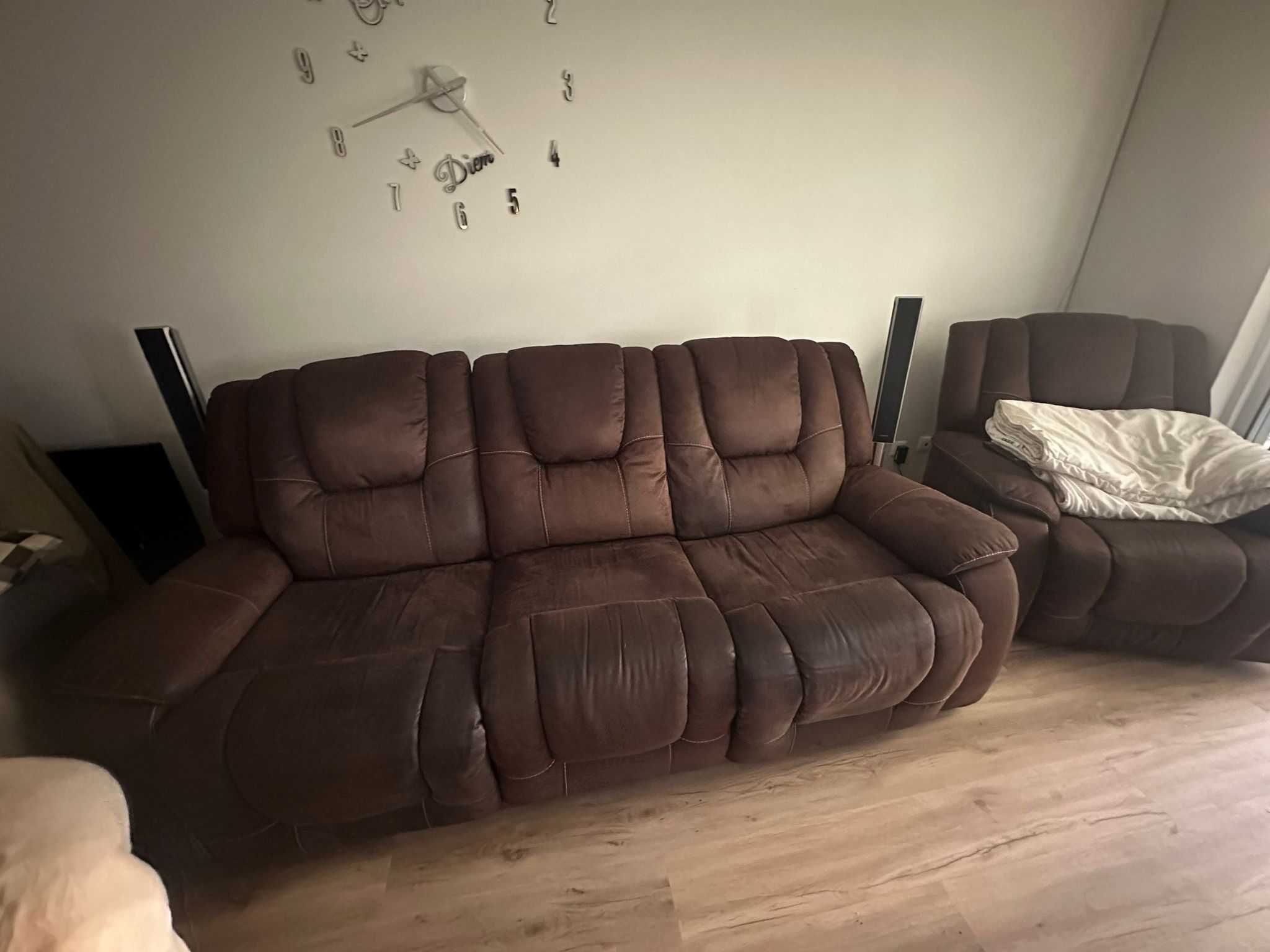 Um sofa de 3 posições  e 2 de uma posição