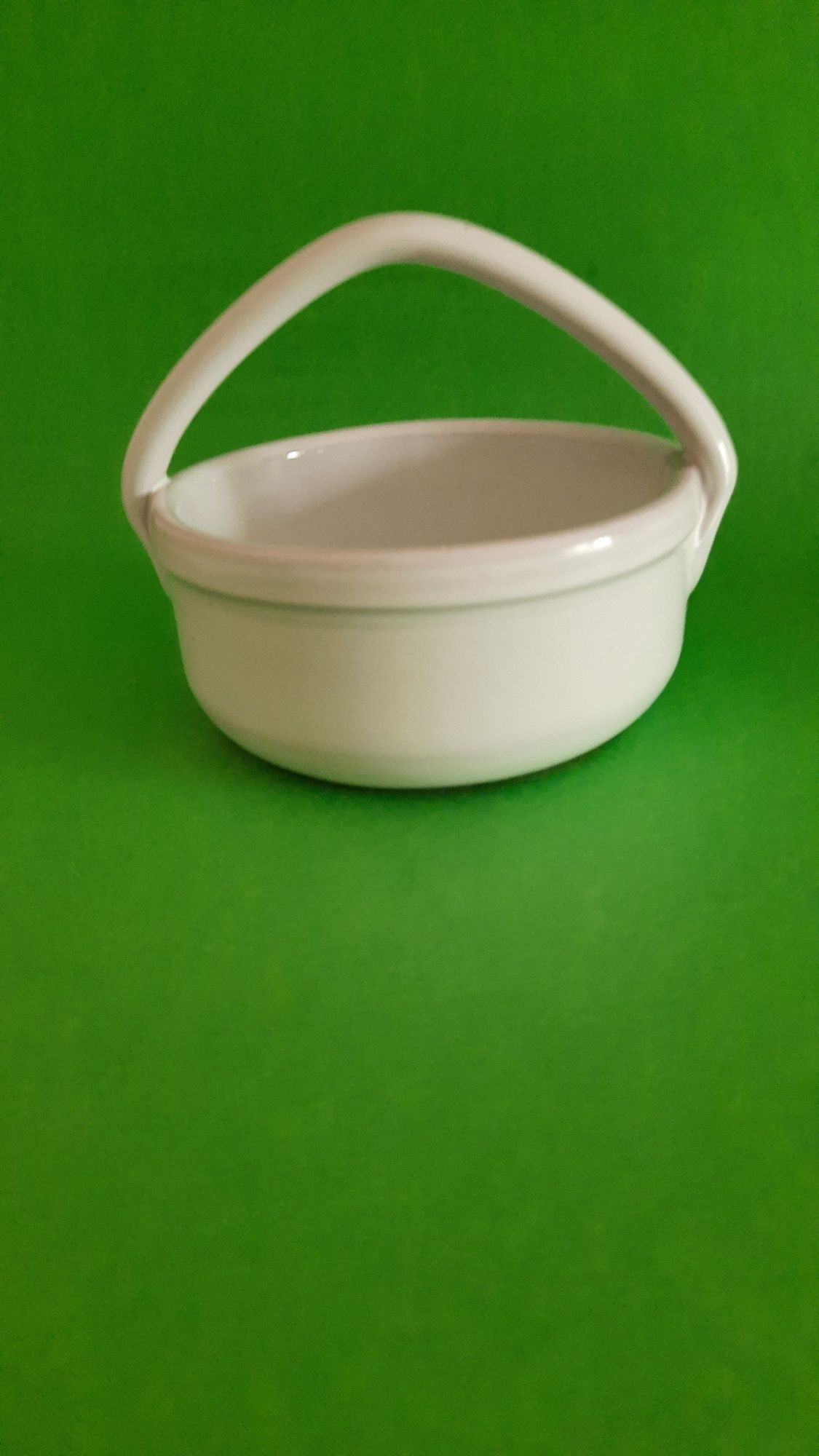Biały koszyk ceramiczny.