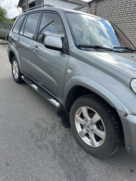 Рав 4 2004 г автомобіль стоіт уваги