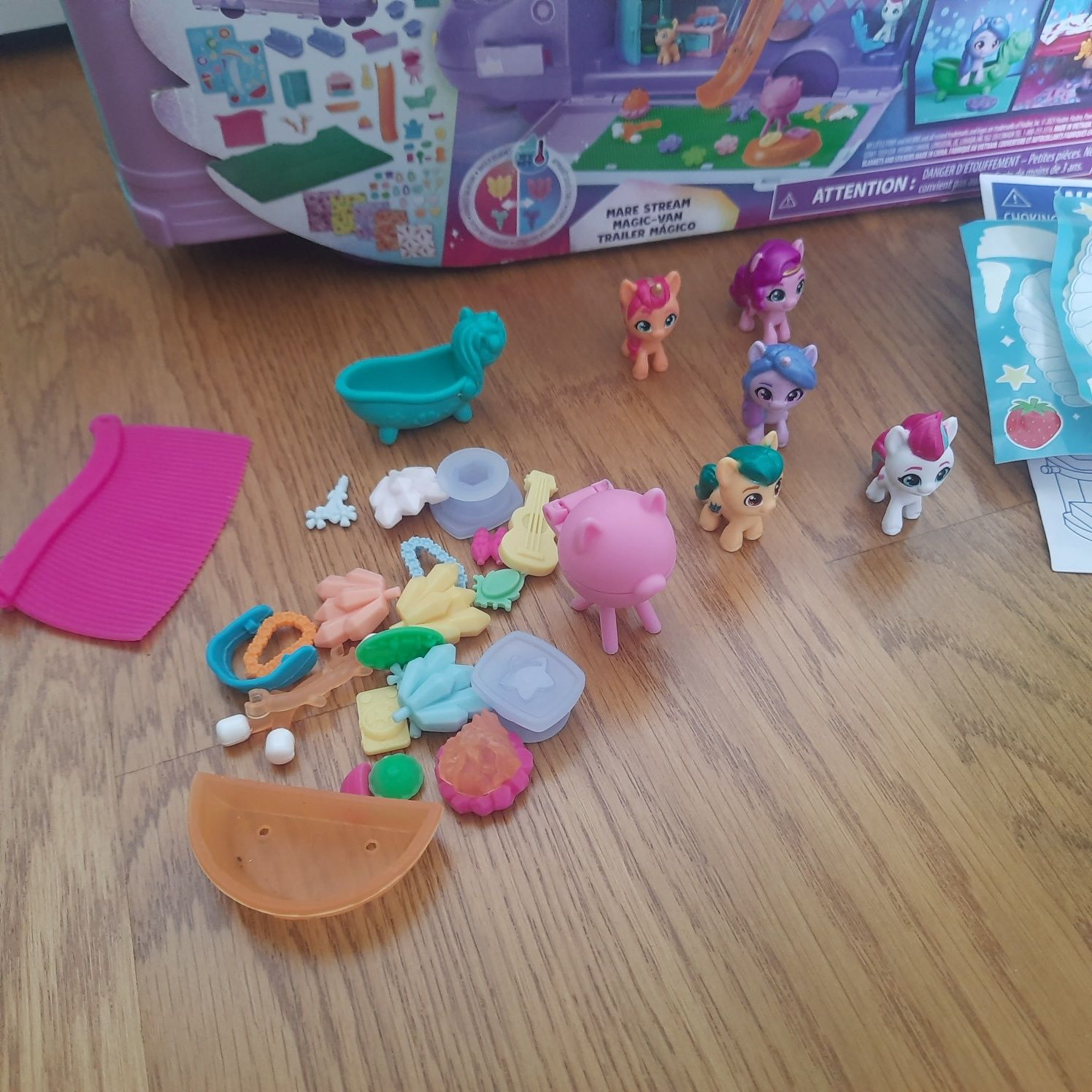 Zestaw Little Pony Hasbro Latający Kamper + 5 kucyków