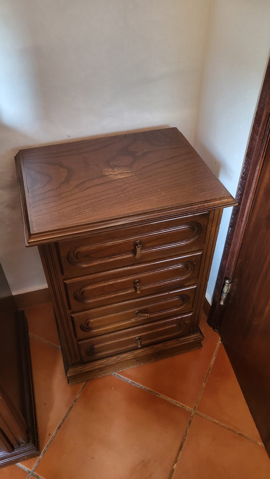 Vendo mobilia de solteiro em mogno
