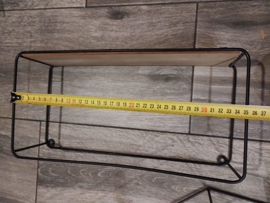 Dwa ekspozytory na zabawki lub inne