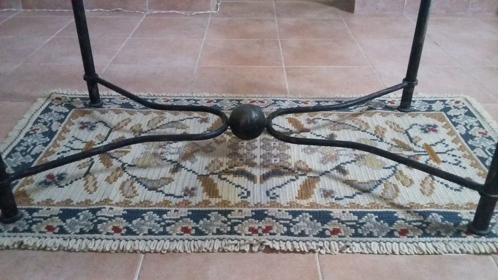 Mesa de centro com estrutura em ferro e tampo de vidro bicelado