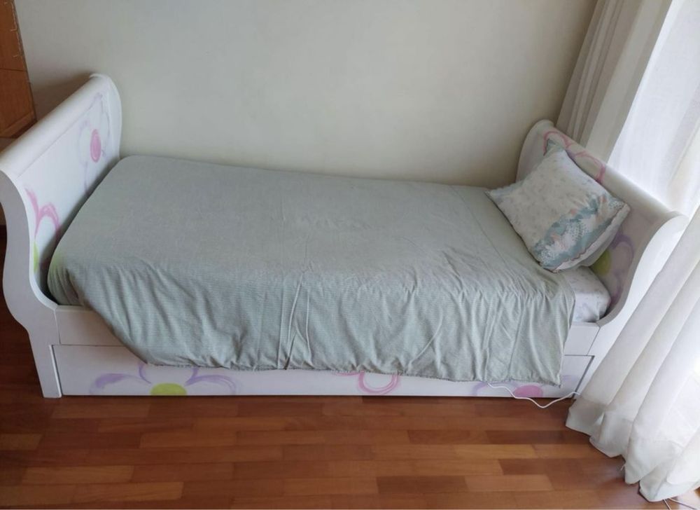 Cama de solteiro com gavetão e grade de segurança (inclui colchões)