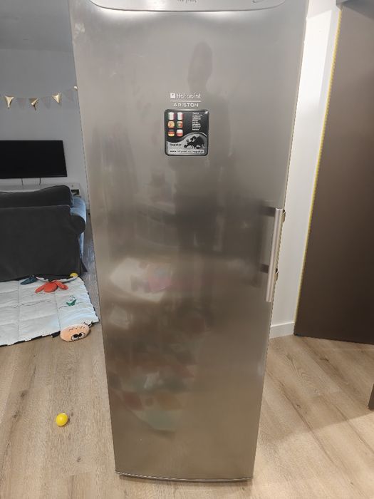 Arca Congeladora Vertical Ariston-Hotpoint  (Não funciona)