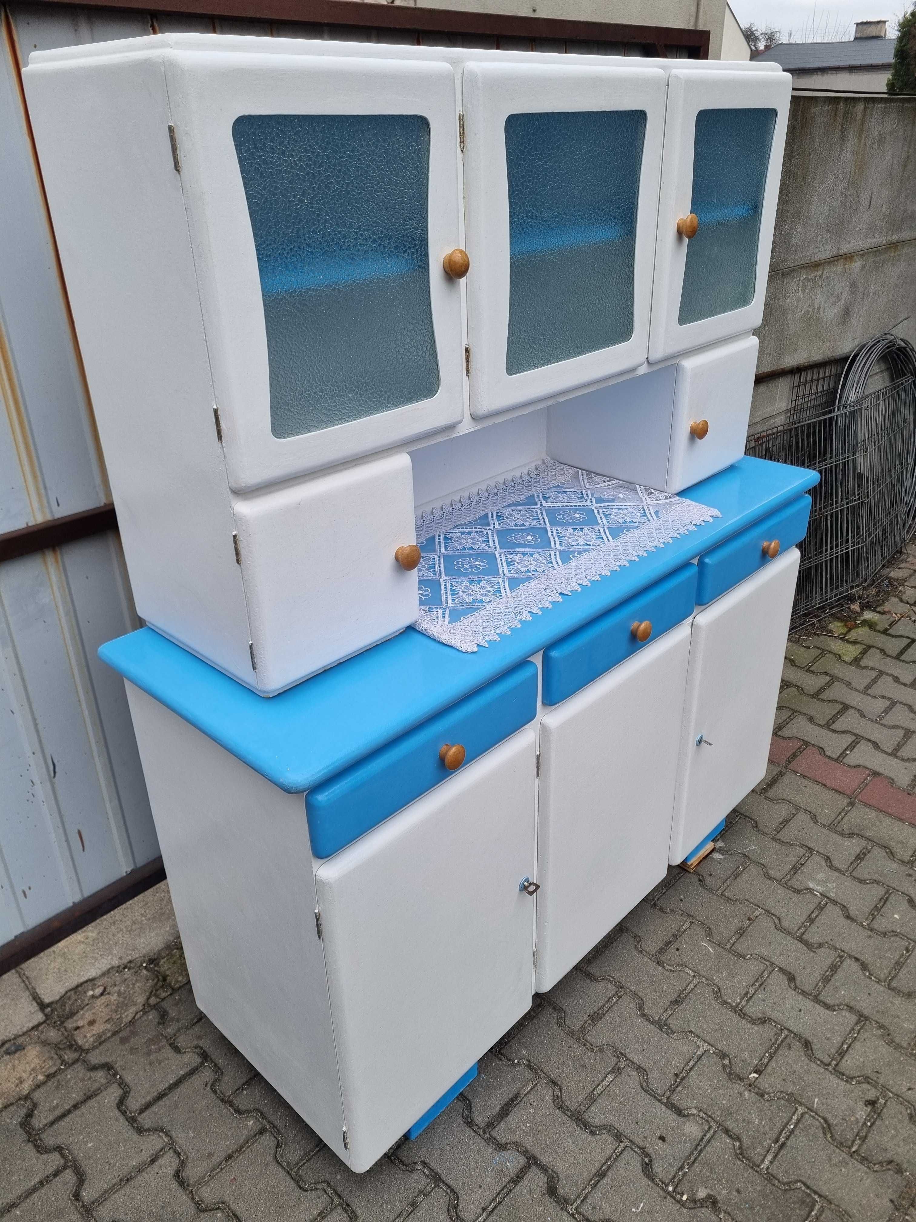 Odnowiony kredens kuchenny z okresu PRL