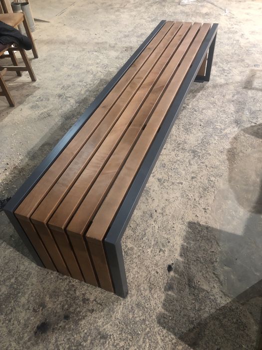 Лава паркова. Урна. Стіл.