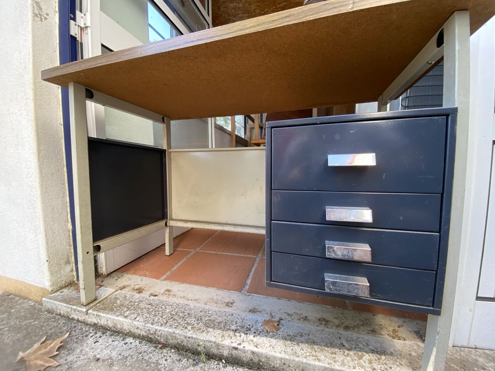 Secretaria com gavetas