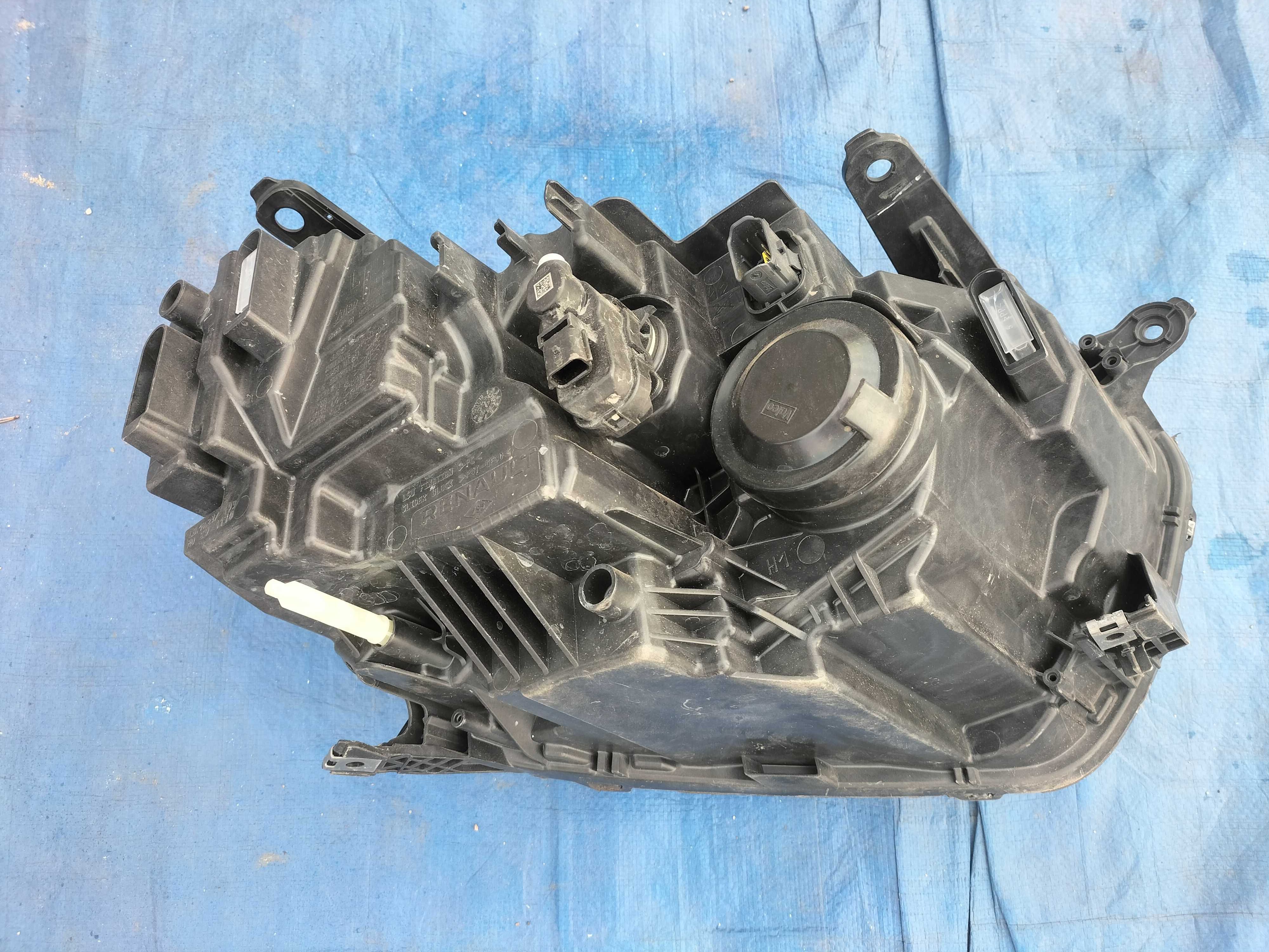 Dacia Duster 2 II lampa lewa srebrna lift 1