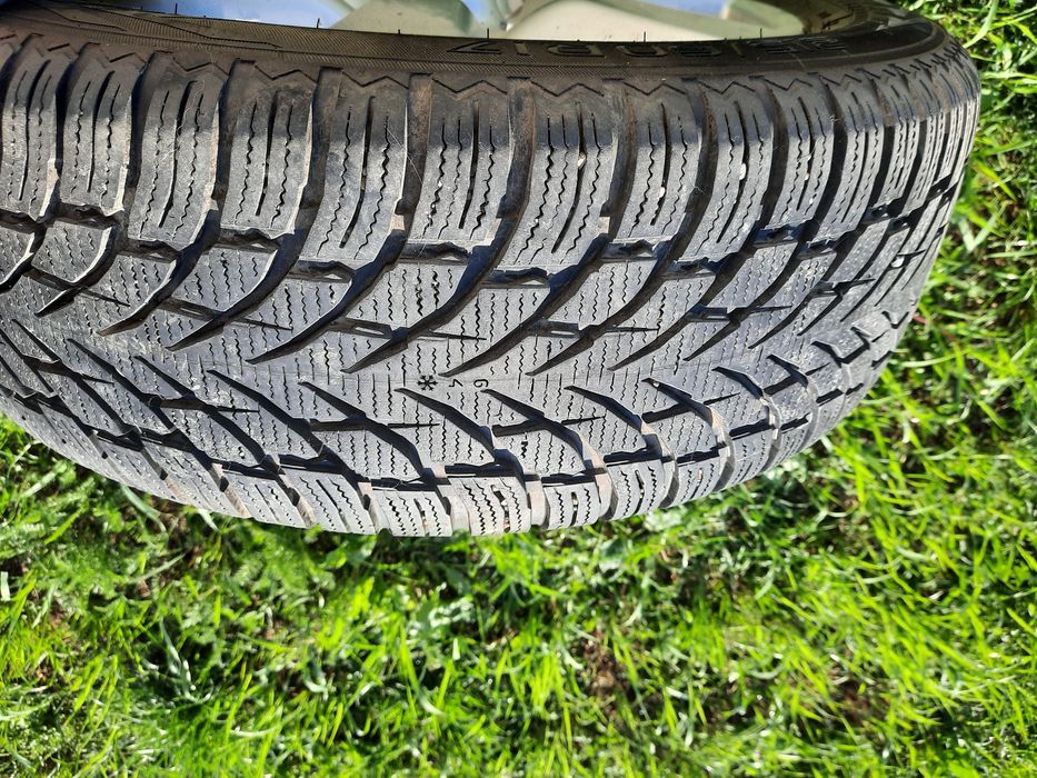 Sprzedam opony nokian 215/60R17 WR SUV4 na aluminiowych felgach Nissan