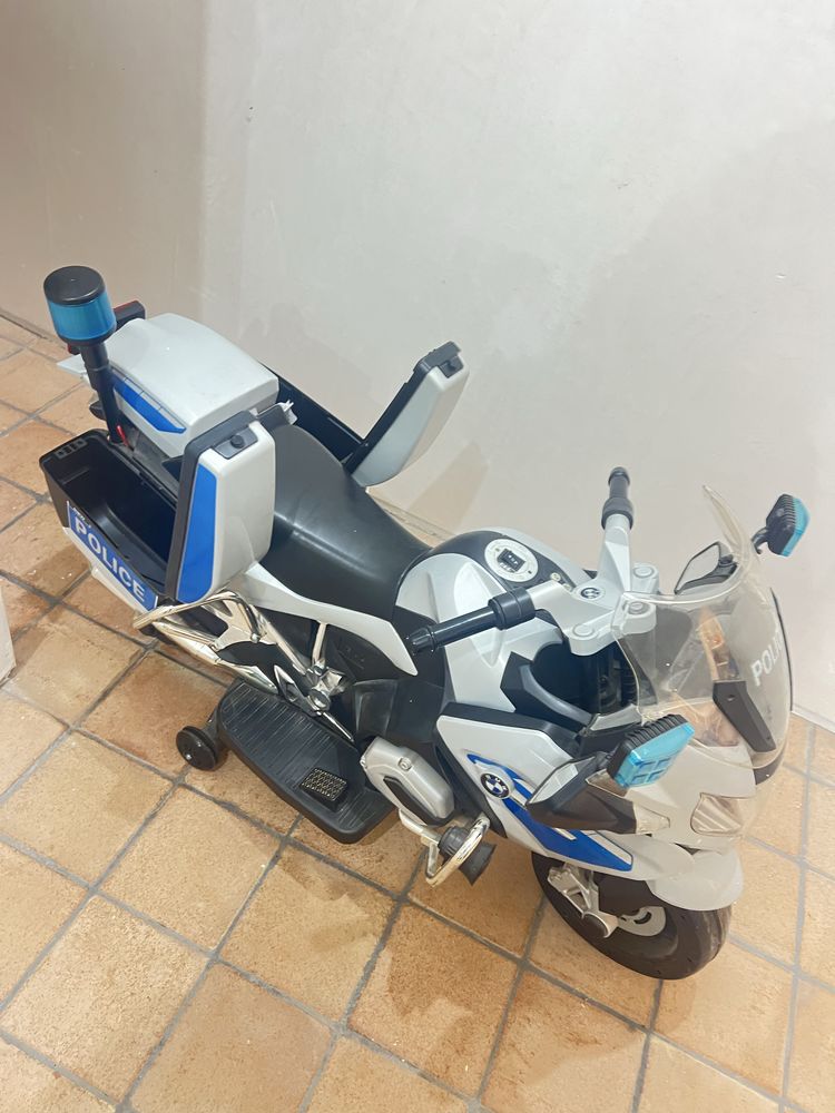 Mota bmw policia criança